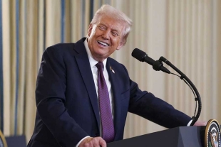 Compartir por Linkedin El presidente de Estados Unidos, Donald Trump, ha anunciado este miércoles que planea viajar este fin de semana a Oriente Próximo, en medio de los contactos indirectos que mantienen Israel y el Movimiento de Resistencia Islámica (Hamás) para un posible acuerdo de alto el fuego en la Franja de Gaza, al hilo de la propuesta de futuro presentada la semana pasada por el inquilino de la Casa Blanca para el enclave palestino. &quot;Quizás vaya allí a finales de semana, quizás el domingo, ya veremos. (...) Saldremos probablemente el domingo, quizá el sábado, quizá un poco más tarde del sábado por la noche. Pero ese parece ser nuestro horario&quot;, ha declarado el presidente estadounidense ante la prensa durante una reunión de su gabinete. Te puede interesar El Economista Geopolítica Trump da por hecho un acuerdo para la Franja de Gaza Trump ha asegurado que Estados Unidos tiene &quot;un gran equipo allí