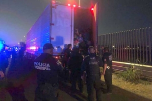 Rescatan a 150 centroamericanos hacinados en caja de tráiler en Querétaro