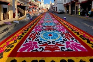 Artesanos elaboran tapete monumental en honor al Señor del Perdón en Ixtapan de la Sal