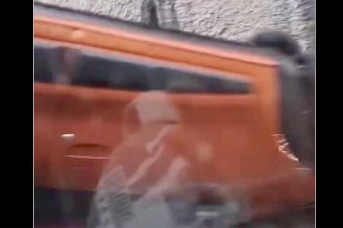 Al sitio acudieron cuerpos de emergencia para atender a una mujer que resultó lesionada en el incidente.