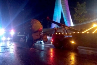 Vuelca pipa lechera y obliga el cierre de la Avenida Miguel Hidalgo