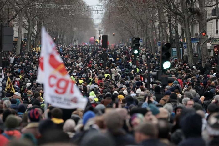 Pese a las masivas protestas en Francia, Macron seguirá con la reforma de pensiones