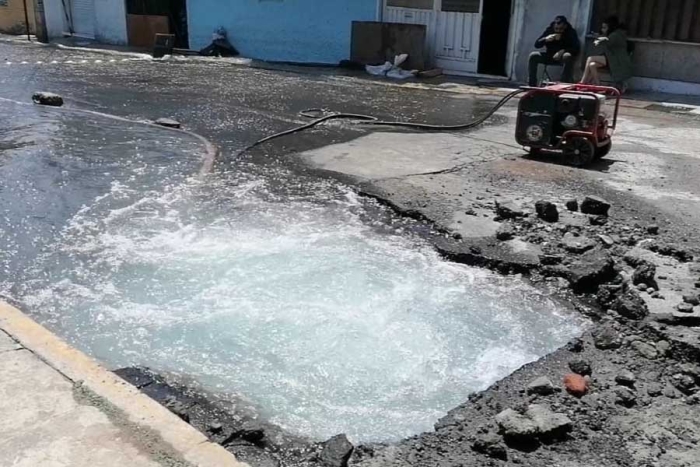 Desperdician miles de litros de agua en intento por arreglar tubería en Toluca