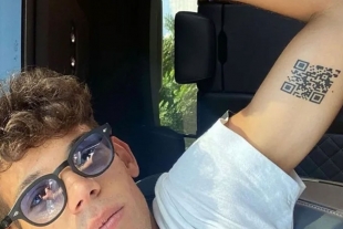 Joven italiano se tatúa su certificado de vacunación contra Covid-19