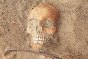 Encuentran los restos de una mujer ‘vampiro’ en cementerio polaco