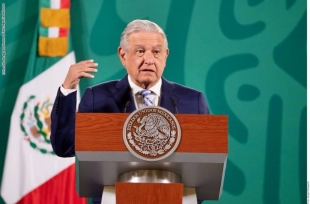 AMLO pide no penalizar decisión del INE