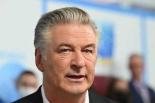 Alec Baldwin es acusado de homicidio involuntario por disparo fatal en set de &quot;Rust&quot;