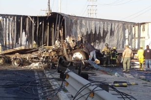 Arde en llamas un trailer en la Toluca-Naucalpan.