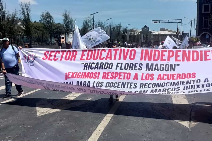 Manifestantes de Chimalhuacán exigen la basificación de maestros