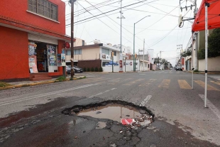 Vecinos denuncian enorme bache cerca del Nemesio Diez