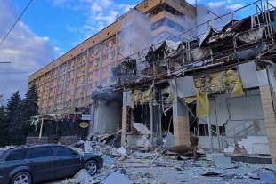 Diez muertos y 61 heridos tras un bombardeo ruso a un restaurante en Ucrania