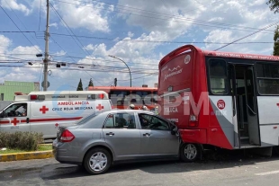 Precaución; automovilista choca contra autobús en Toluca