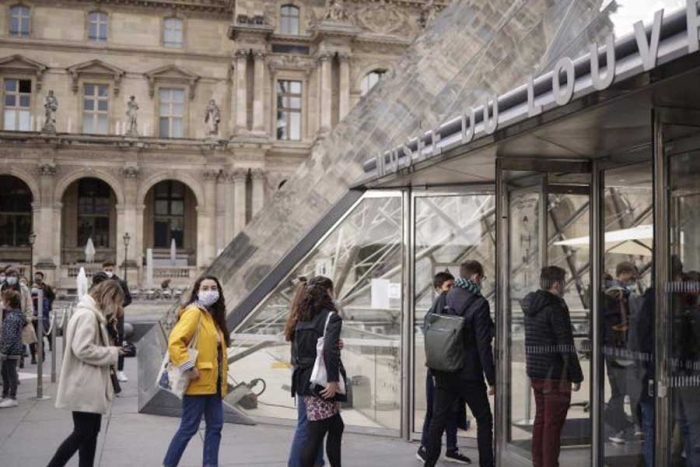 Francia pone fin al pasaporte sanitario, el confinamiento y el toque de queda