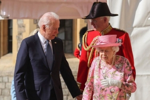 Invita Biden a la reina Isabel a la Casa Blanca