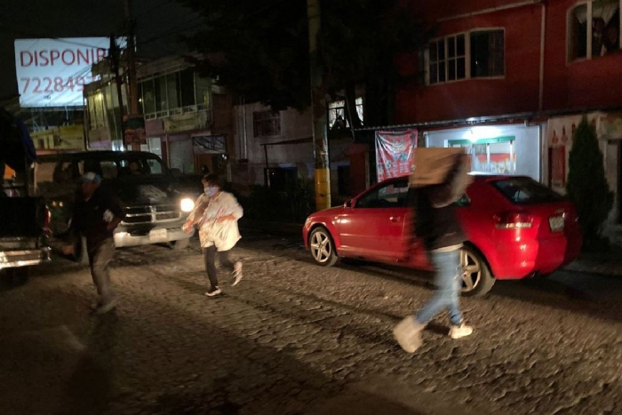 Rapiña y movilización policiaca por volcadura de remolque con cerveza en Toluca