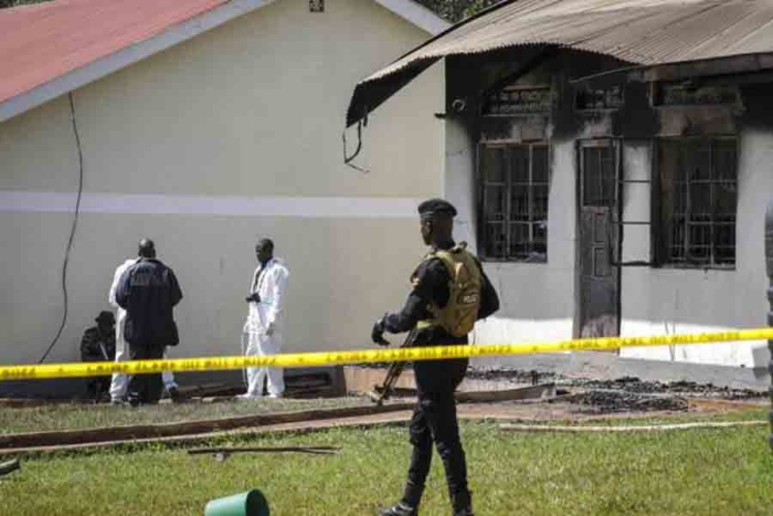Incendio en una escuela deja al menos 11 muertos en Uganda
