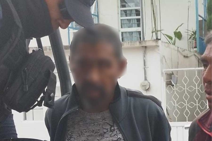 Ladrón queda atorado después de robar en una casa de Metepec