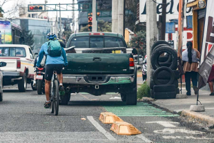 Automovilistas invaden la ciclovía de Isidro Fabela