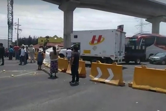 Bloquean y desquician la México-Toluca; exigen clausura de fraccionamiento