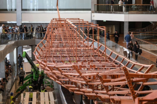 Gran Museo Egipcio inició la restauración pública del barco solar del faraón Keops, una embarcación ceremonial de más de 4 mil años, cuyos trabajos podrán ser vistos por visitantes durante los próximos cuatro años.