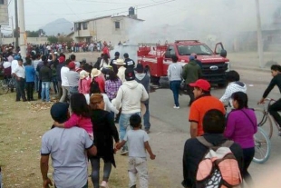 Habitantes de San Pablo Autopan queman vehículo tras muerte de un menor de tres años