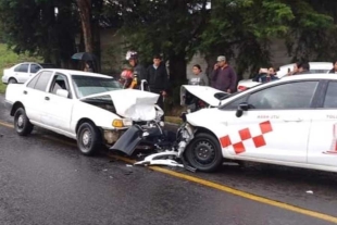 Choque de frente entre taxis deja heridos en Santiago Tianguistenco