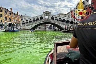 El Gran Canal de Venecia se tiñe de verde y buscan a responsables