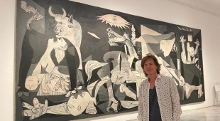 ¡Polémica! Museo rompe regla y permite a Mick Jagger tomarse foto con un Picasso