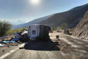 Volcadura de autobús en autopista Oaxaca-Cuacnopalan deja 18 migrantes muertos