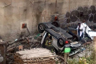 Auto cae 20 metros en excavación en Periférico; reportan dos muertos