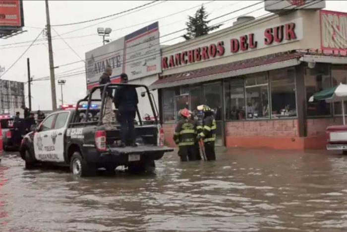 Inundaciones afectan a comercios en vialidad Adolfo López Mateos de Toluca