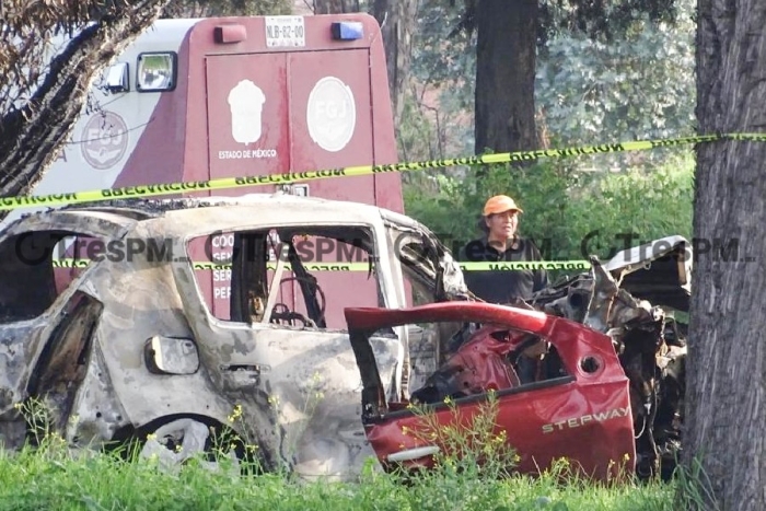 Se incendia auto después de chocar contra un árbol en la Toluca-Palmillas; muere una mujer