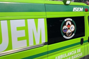 La conductora del Ford Ka fue trasladada a un hospital de la ciudad de Toluca para su valoración médica.