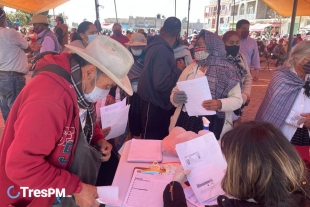 Adultos mayores realizan filas por vacunas en municipios mexiquenses