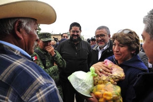 La gobernadora Delfina Gómez Álvarez entrega apoyos sociales y alimentarios a habitantes de Texcaltitlán