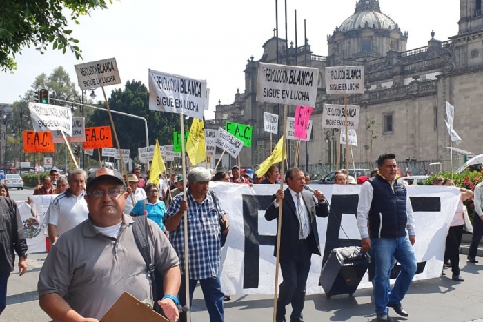 Protestan adultos mayores frente a oficinas de Jefa de Gobierno