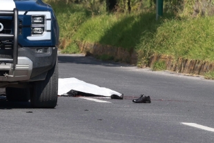De acuerdo con los primeros reportes, el fuerte impacto provocó que el cuerpo de la víctima quedara tendido sobre los carriles centrales
