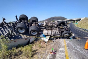 Muere trailero entre los escombros de su vehículo