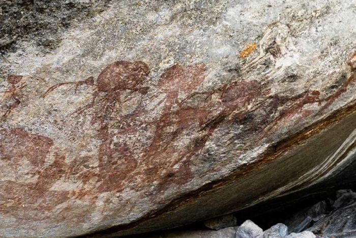 Encuentran arte rupestre que muestra a extraños seres con cabezas gigantes en Tanzania