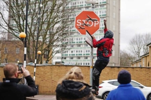 ¡Matanga! Hombre roba la última obra de Banksy en Londres