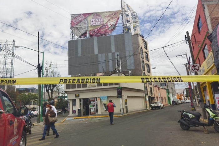 Espectaculares y postes caídos dejaron las fuertes ráfagas de viento en Toluca