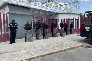 Los estudiantes exigen la restitución de su director y cuatro profesores