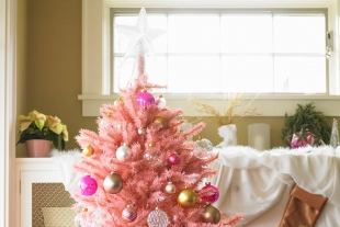 Reinventa tu decoración decembrina con un árbol de Navidad de colores