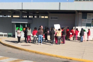 Familiares de internos se manifiestan en penal de Tenango del Valle por malos tratos
