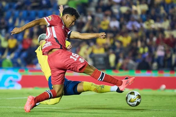 Con Toluca disputó 31 partidos en la última temporada, marcó seis goles y asistió en cuatro ocasiones, contribuyendo de forma directa en la ofensiva escarlata