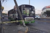 Autobús choca contra un poste frente a la Terminal Toluca