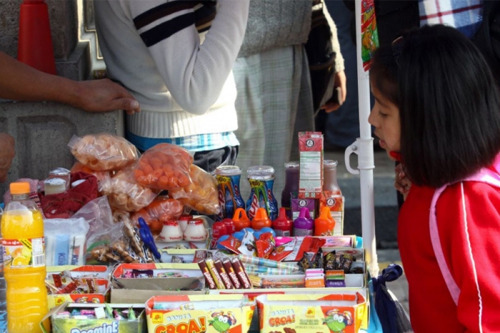 CDMX analiza prohibir comida chatarra a menores