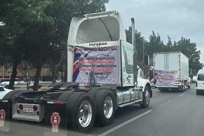 El grupo de transportistas, se concentraron en el valle de Toluca sobre la avenida Solidaridad las Torres