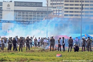 Primer ministro de Sri Lanka renuncia en medio de protestas