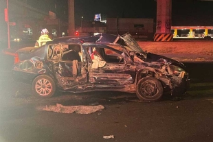 Autobús choca contra automóvil en Las Torres y Diaz Mirón; hay una persona sin vida